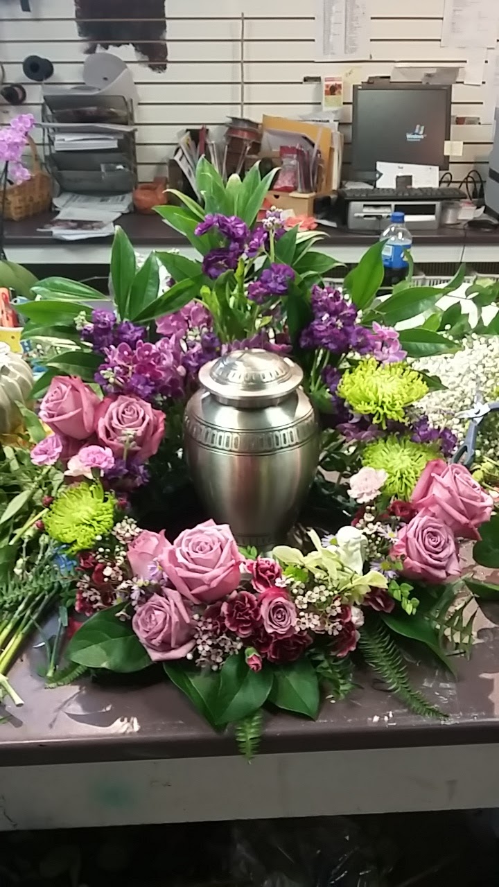 The Blossom Shop | 167 Bridge St, Carleton Place, ON K7C 2V6, Canada | Phone: (613) 257-1855