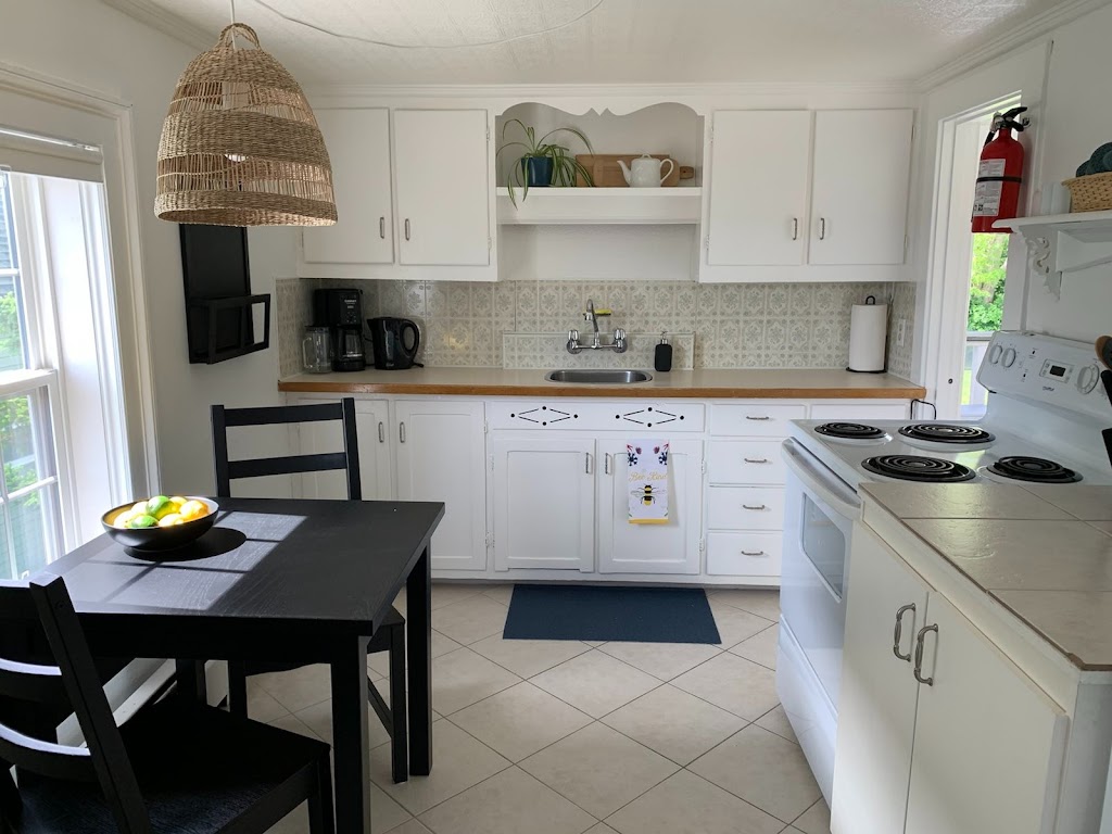 George Street Suite Vacation Home | 14 George St, Shelburne, NS B0T 1W0, Canada | Phone: (902) 512-1102