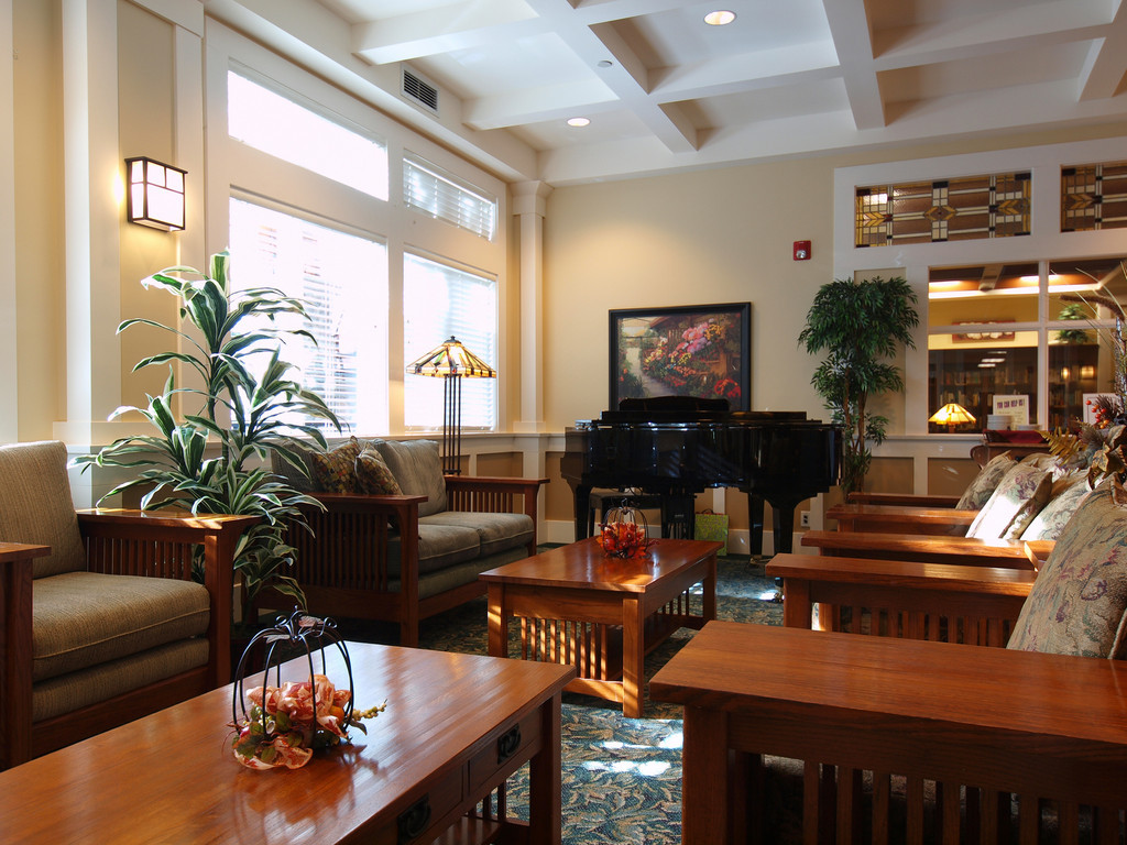 Shannon Oaks-Oak Bay | 2000 Goldsmith St, Victoria, BC V8R 0A2, Canada | Phone: (250) 595-6257