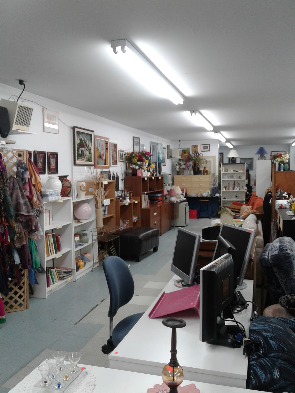 Friperie De La Cote Inc | 11186 Ave Royale, Beaupré, QC G0A 1E0, Canada | Phone: (418) 702-0732
