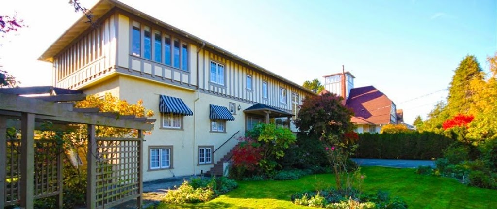 Oak Bay Guest House | 1052 Newport Ave, Victoria, BC V8S 5E3, Canada | Phone: (250) 598-3812