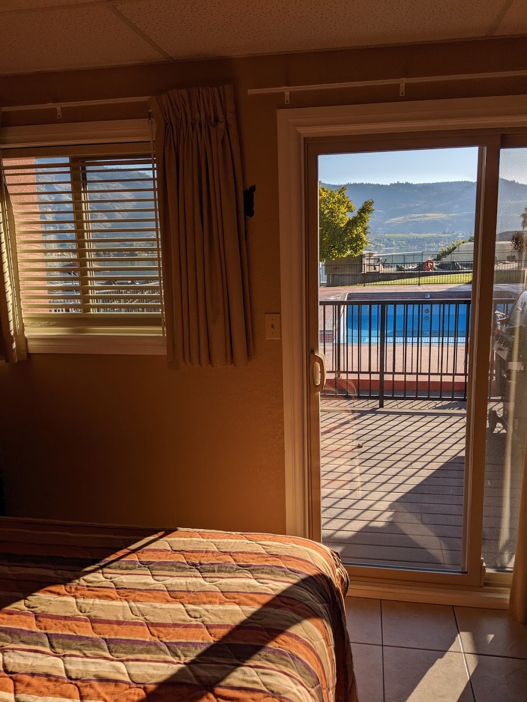 Safari Beach Resort | 5815 Oleander Dr, Osoyoos, BC V0H 1V1, Canada | Phone: (250) 495-7217