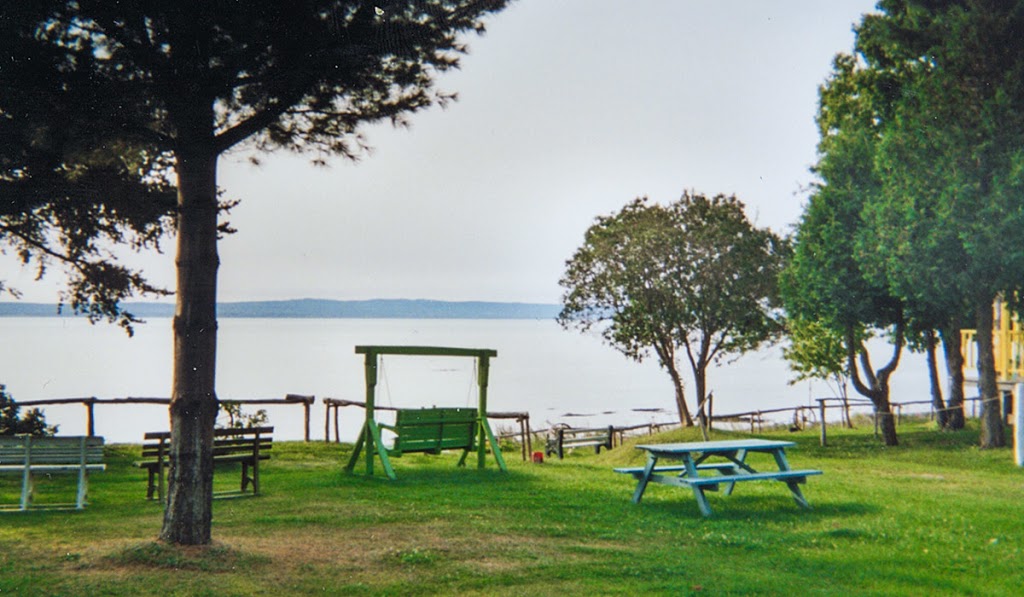 Motel Chalet A Dufour Enr | 414 Chemin de la Baleine RR 1, La Baleine, QC G0A 2A0, Canada | Phone: (418) 438-2314