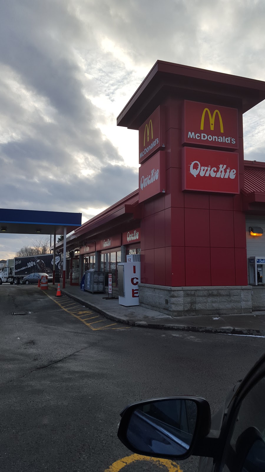 Quickie | 800 Stonehaven Dr, Kanata, ON K2M 2Z2, Canada | Phone: (613) 254-9413
