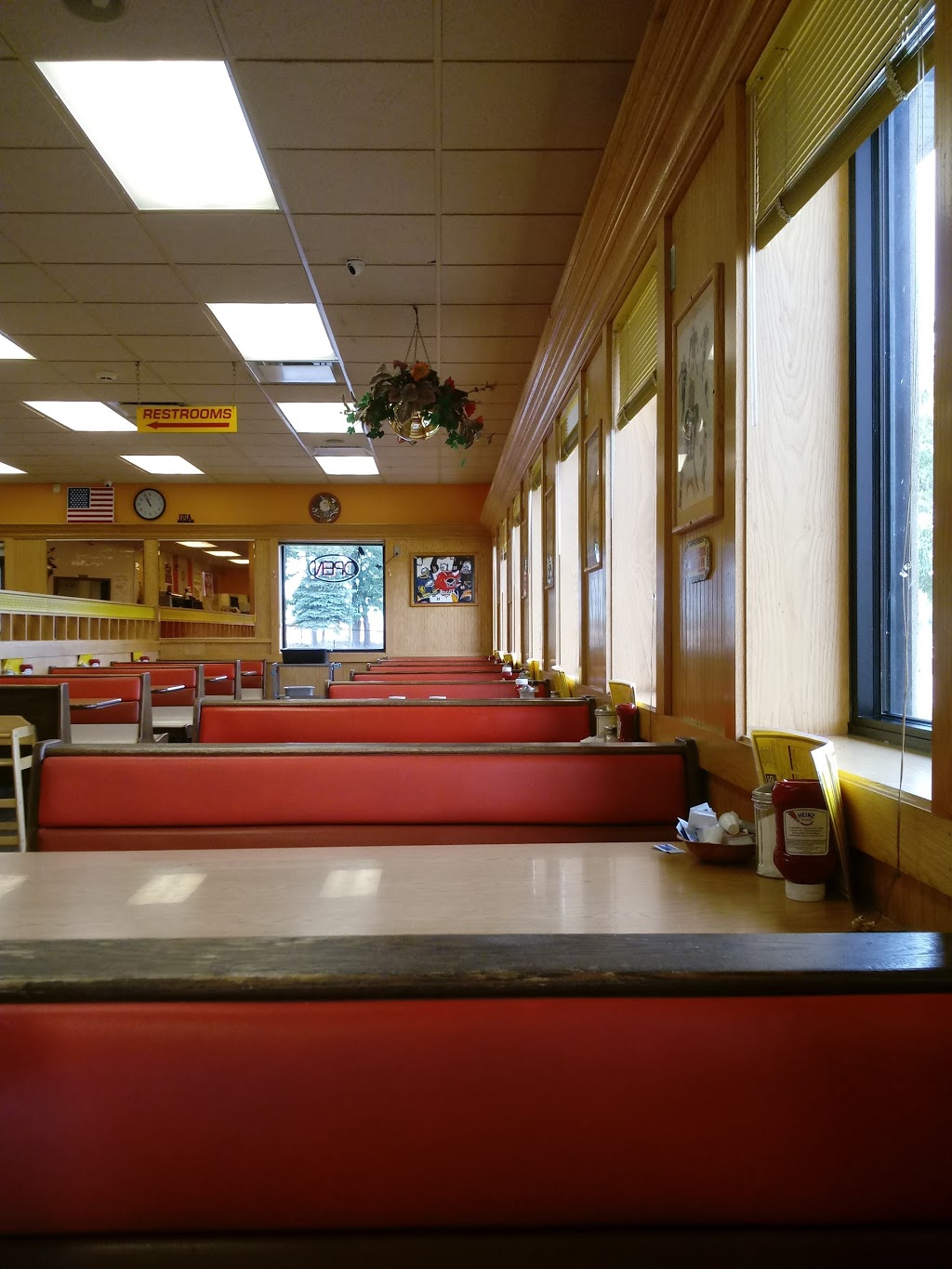 Louies Texas Red Hots | 3905 Southwestern Blvd, Orchard Park, NY 14127, USA | Phone: (716) 648-6200