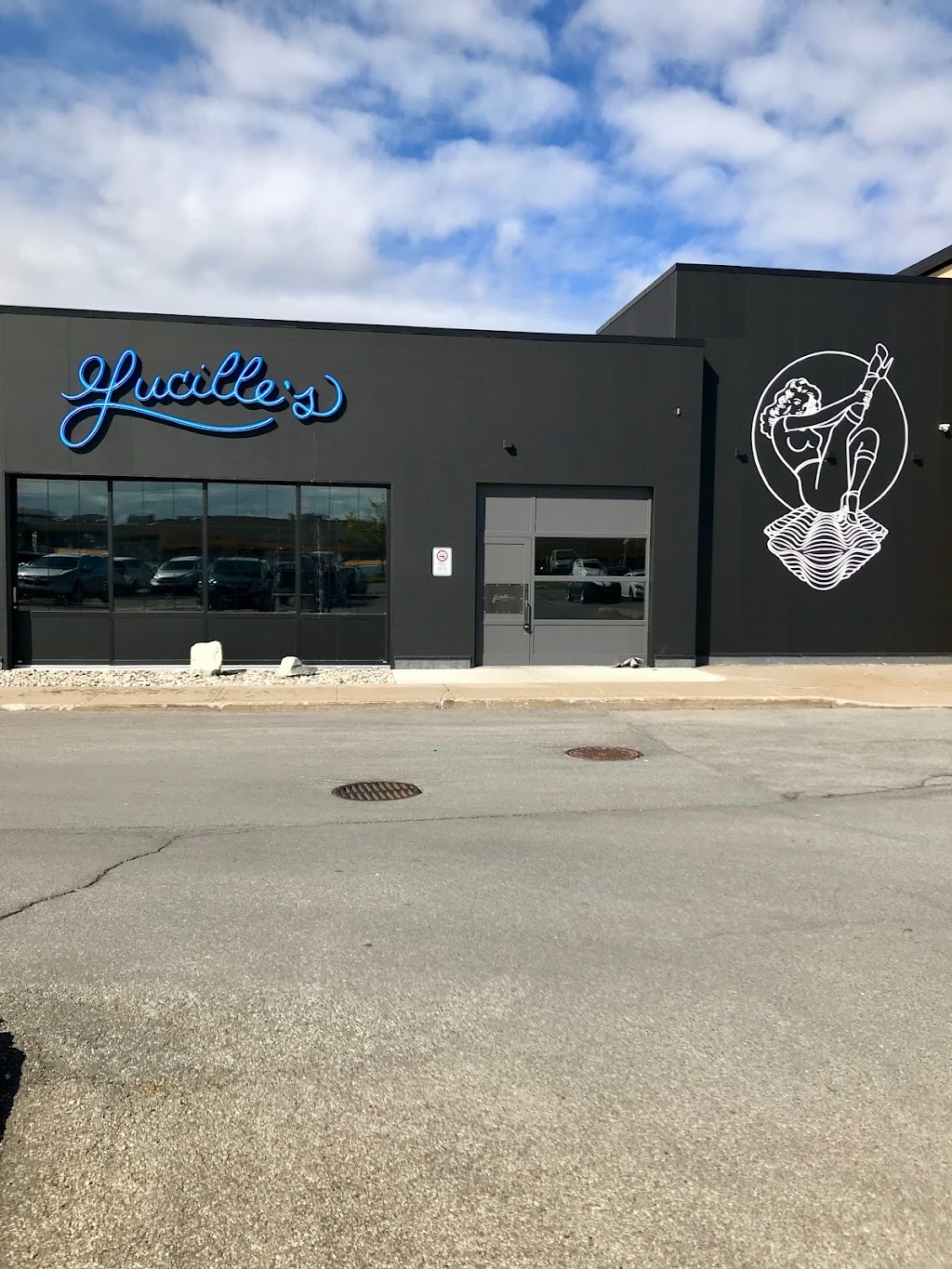 Lucilles Laval | 2565 Bd Daniel-Johnson, Laval, QC H7T 1S8, Canada | Phone: (450) 978-0950