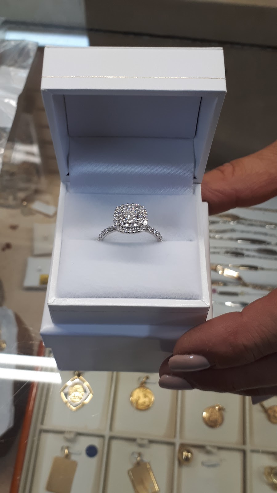 Alpas Jewellery Co | 8475 Boulevard Saint-Michel, Montréal, QC H1Z 3E7, Canada | Phone: (514) 725-5770