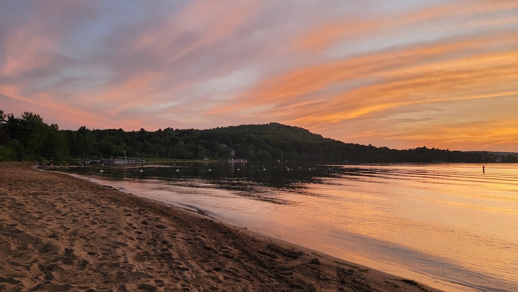 Plage municipale de Val-des-Sources | Val-des-Sources, QC J1T 3M7, Canada | Phone: (819) 879-7171