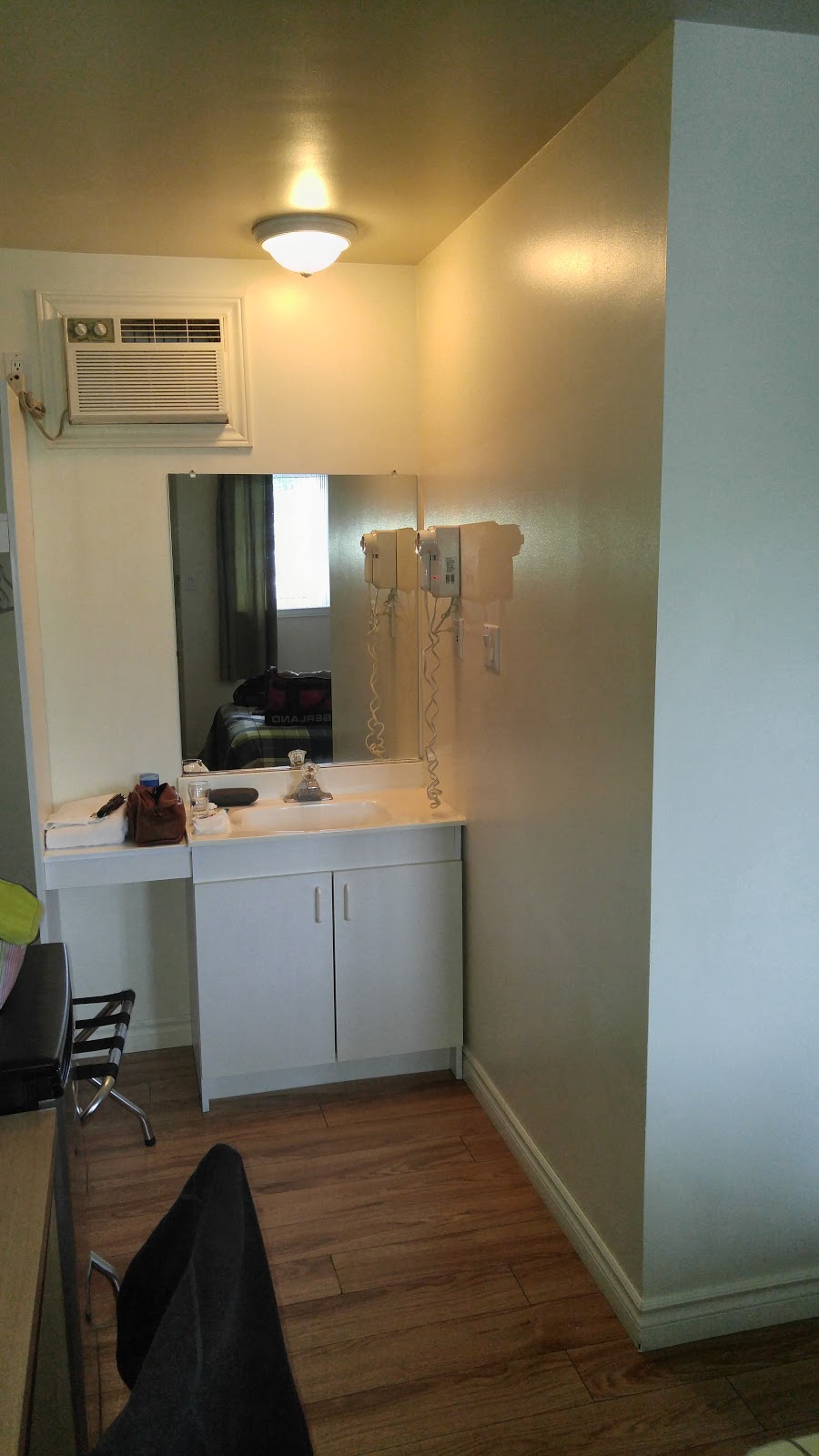 Motel Chevalier | 3862 Boulevard Sainte-Anne, Québec, QC G1E 3M3, Canada | Phone: (418) 661-3876