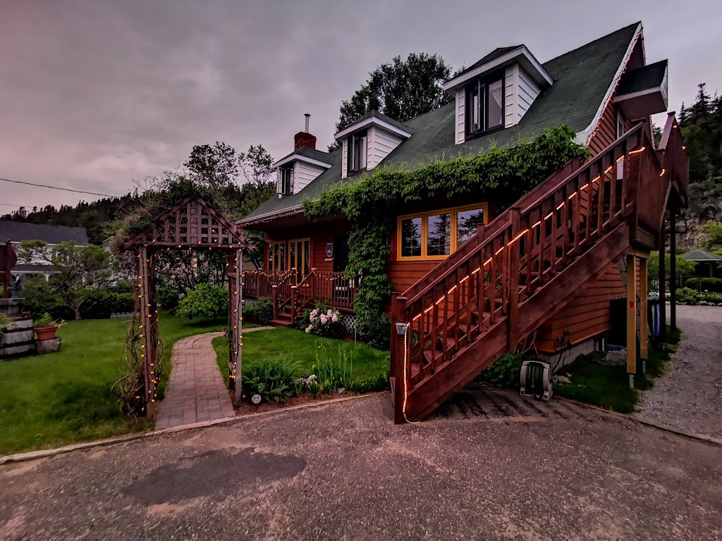 Le Roupillon | 141 Rue du Parc, Tadoussac, QC G0T 2A0, Canada | Phone: (418) 235-4353