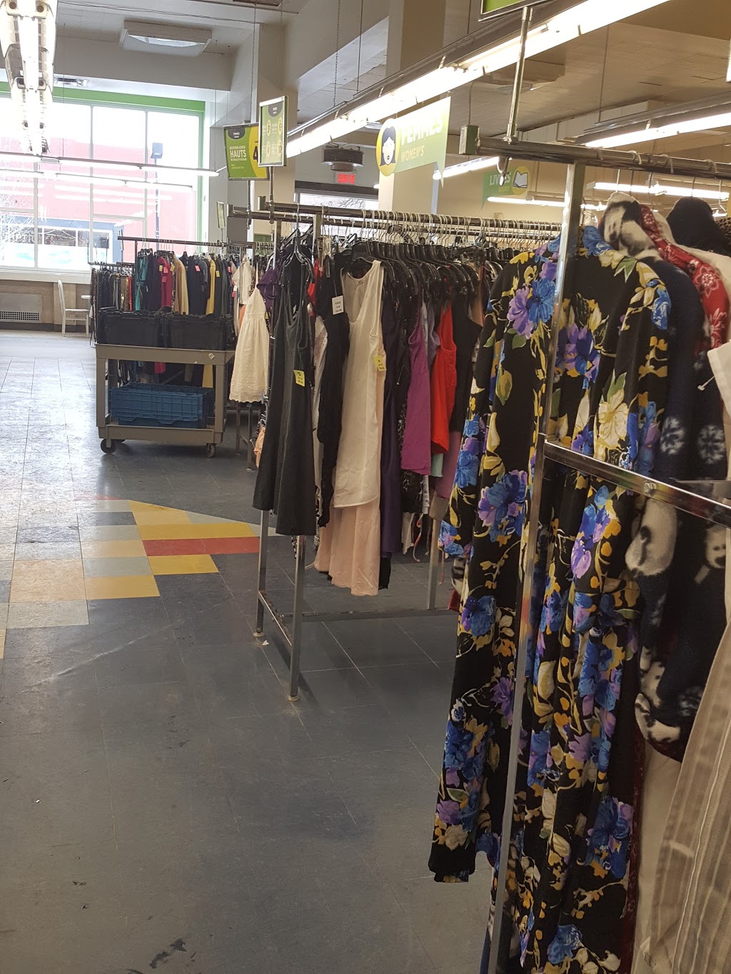 Fripe-Prix Renaissance | 801-803 Boulevard Décarie, Saint-Laurent, QC H4L 3L7, Canada | Phone: (514) 747-2635