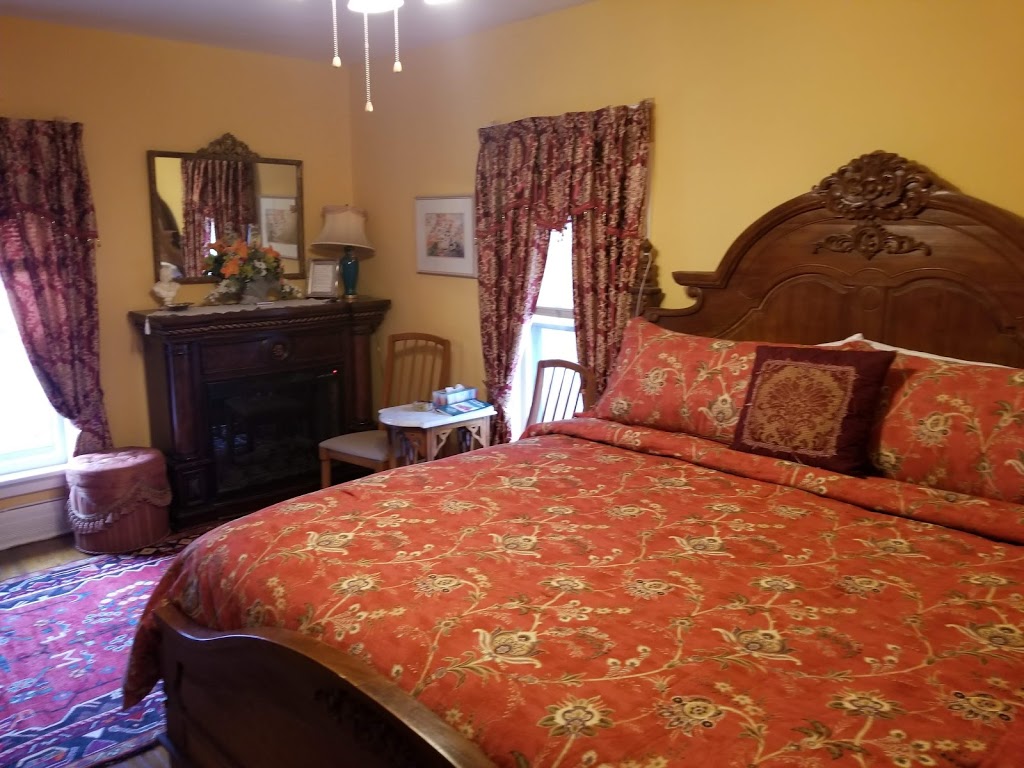 A Moment In Time Bed & Breakfast | 5982 Culp St, Niagara Falls, ON L2G 2B5, Canada | Phone: (905) 353-8522