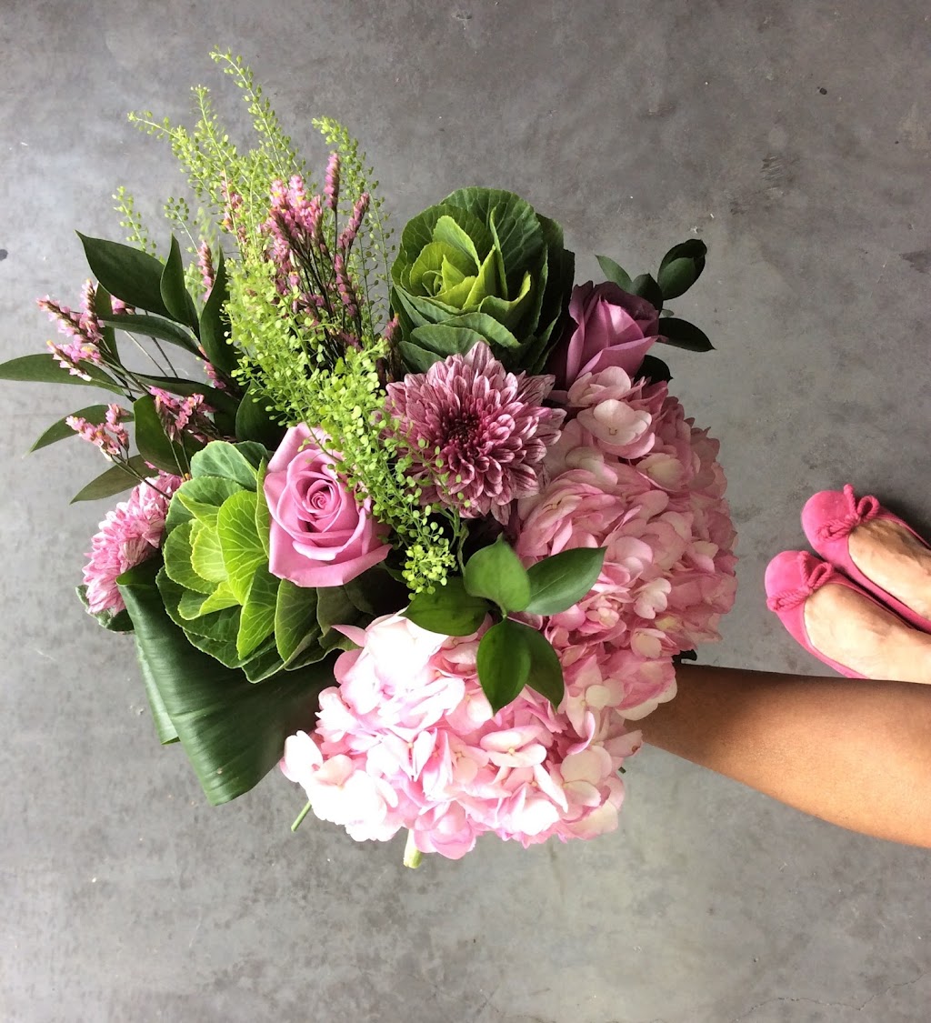 Fleuriste H W Mc Kenna | 3440 Chem. des Quatre-Bourgeois, Québec, QC G1W 4T3, Canada | Phone: (418) 653-6847