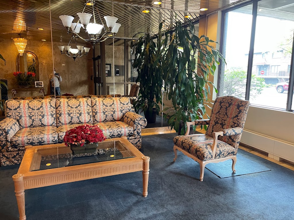 Condo Chateau Doral | 5825 Av. Shalom, Côte Saint-Luc, QC H4W 3A5, Canada | Phone: (514) 488-7990