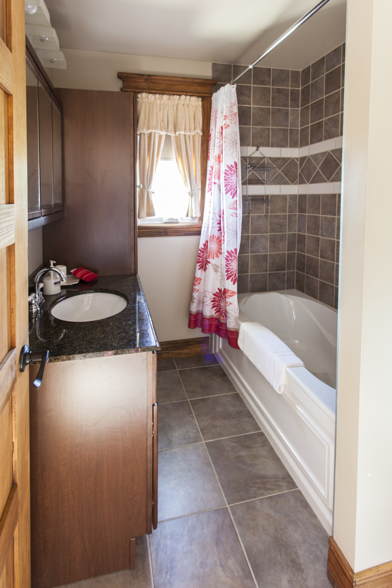 Maison Le Béluga | 3422 Chemin des Coudriers, LIsle-aux-Coudres, QC G0A 1X0, Canada | Phone: (418) 438-2515