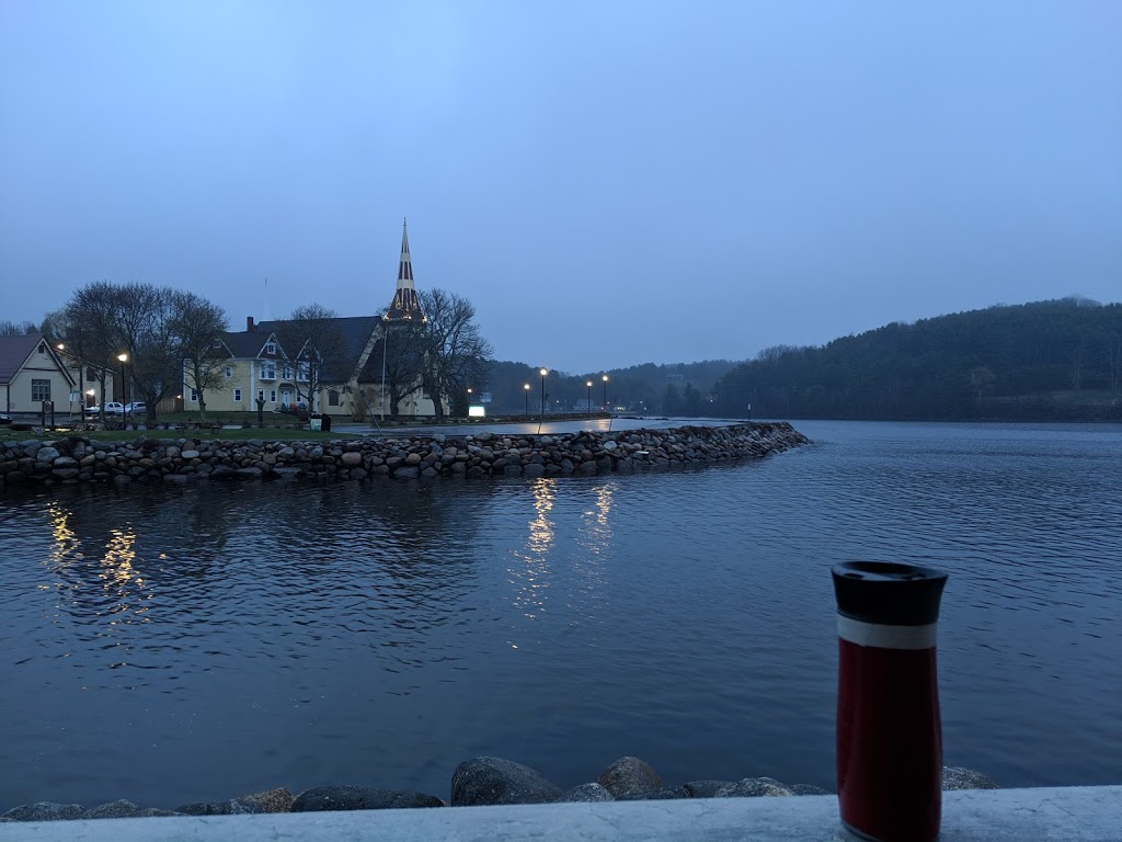 Irving Oil | 33 Edgewater St, Mahone Bay, NS B0J 2E0, Canada | Phone: (902) 624-6311