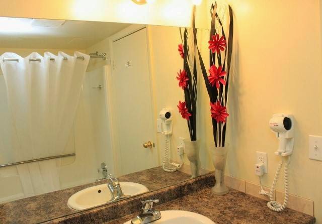 Econo Lodge Causeway Bay | 4420 16 Ave NW, Calgary, AB T3B 0M4, Canada | Phone: (403) 288-7115