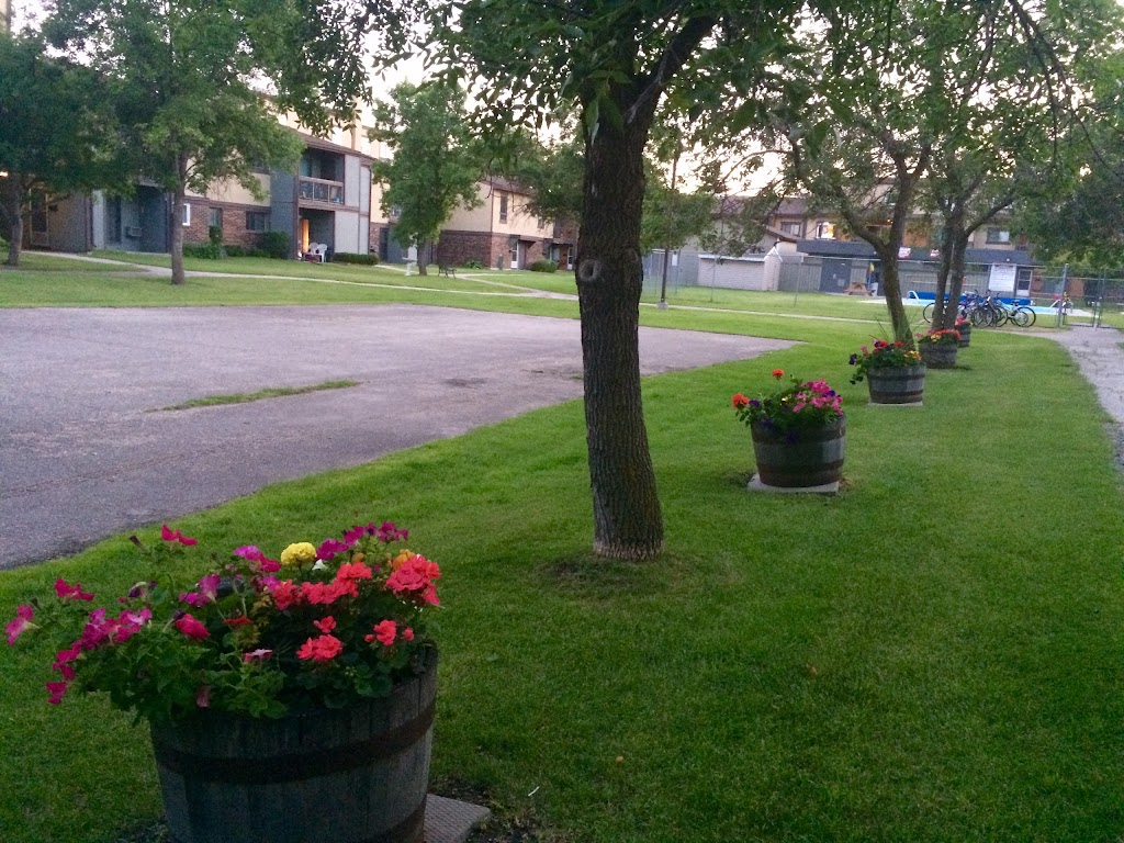 Roblin Oaks Apartments | 30 Windmill Way Unit 6, Winnipeg, MB R3R 3A1, Canada | Phone: (204) 895-0238