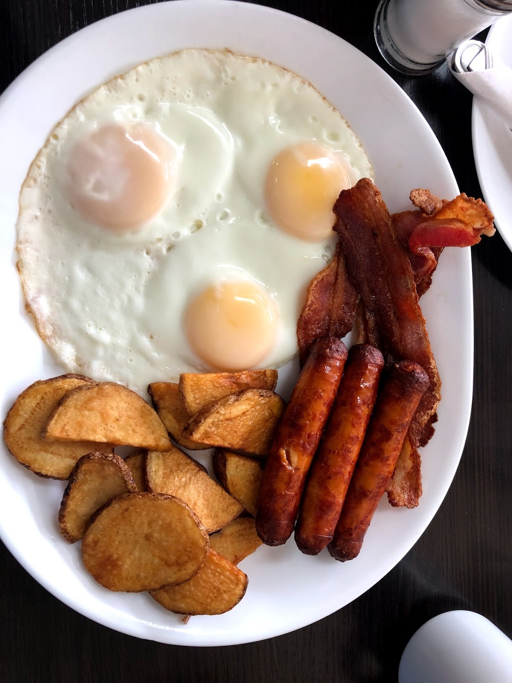 Welland Cafe | 506 E Main St, Welland, ON L3B 3X9, Canada | Phone: (905) 788-2233
