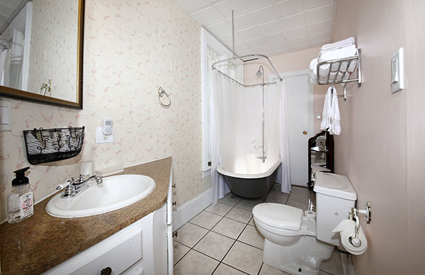 Summerside Inn Bed and Breakfast | 98 Summer St, Summerside, PE C1N 3J2, Canada | Phone: (905) 467-1265