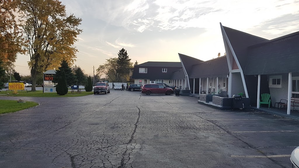 Twin Peaks Motel Napanee | 353 Dundas St W, Napanee, ON K7R 2B5, Canada | Phone: (613) 354-4066