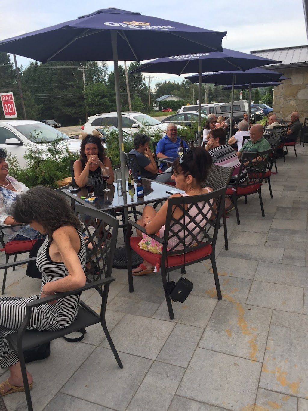 Bistro Bar 321 | 160 Rue Principale, Chénéville, QC J0V 1E0, Canada | Phone: (819) 428-3044
