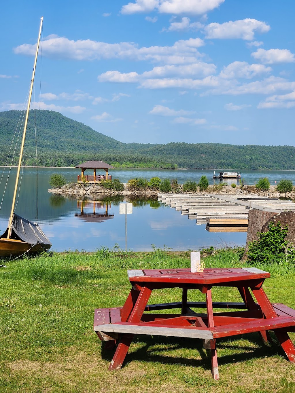 The Hexagon Waterfront Patio and Restaurant | 34 Pier Rd, Deep River, ON K0J 1P0, Canada | Phone: (613) 775-0242