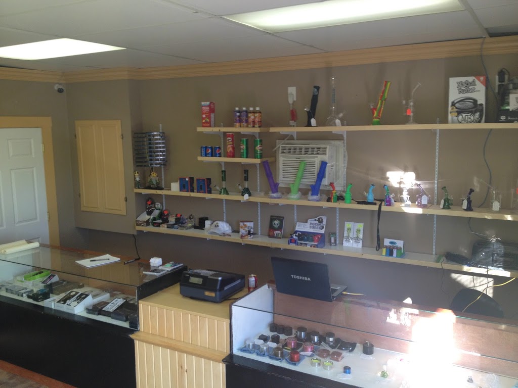 Jolly Smoke Shop | 3794 North St, Chester, NS B0J 1J0, Canada | Phone: (902) 275-7952