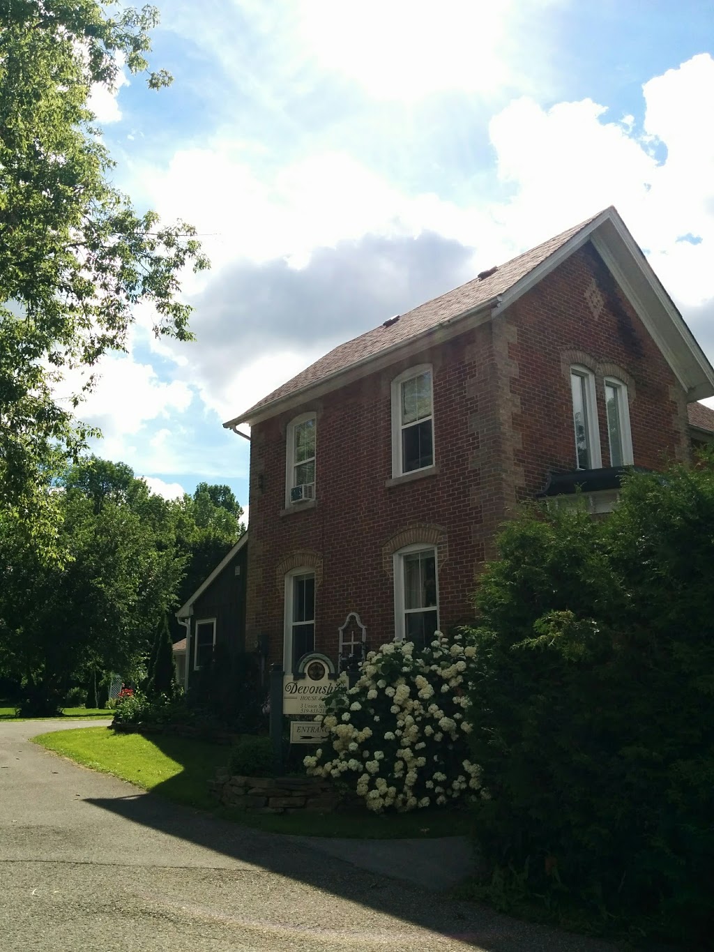 Devonshire Guest House | 3 Union St, Erin, ON N0B 1T0, Canada | Phone: (519) 833-2187