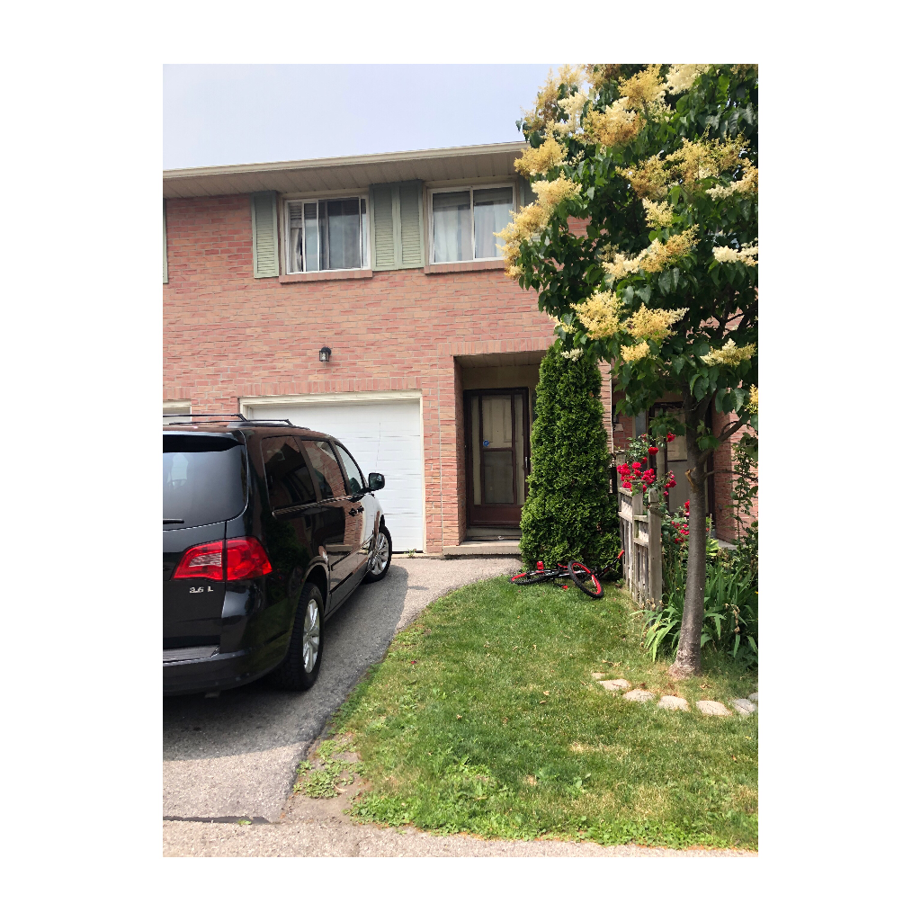 Sirrah Farrauto - Remax Escarpment Realty Inc | 1595 Upper James St #101, Hamilton, ON L9B 0H7, Canada | Phone: (905) 512-6613