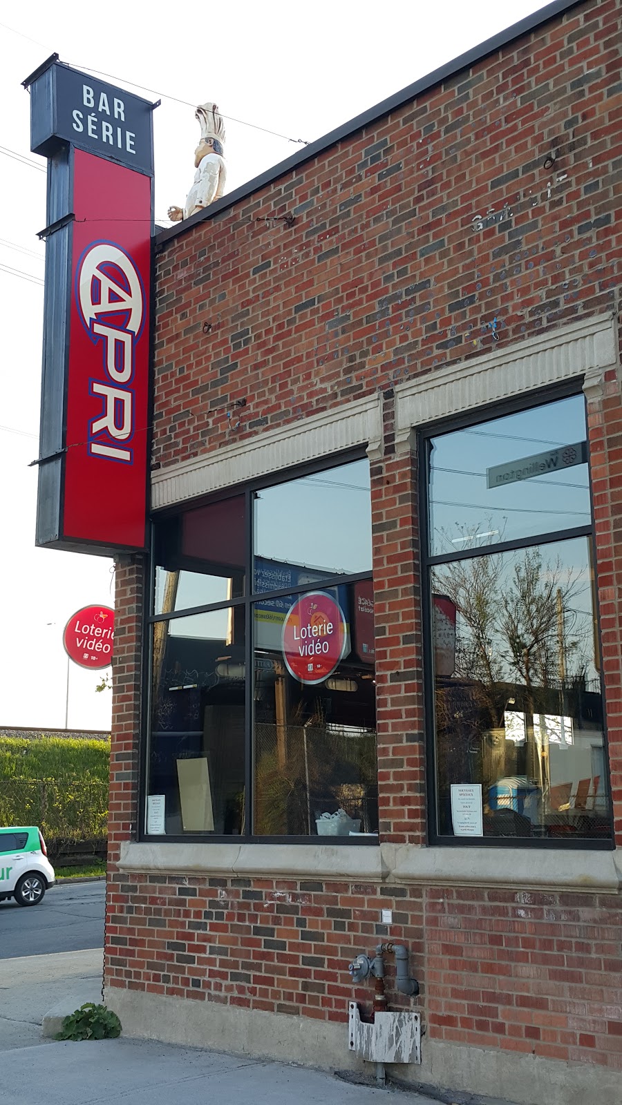 Brasserie Capri | 2687 Rue Wellington, Montréal, QC H3K 1X8, Canada | Phone: (514) 935-0228