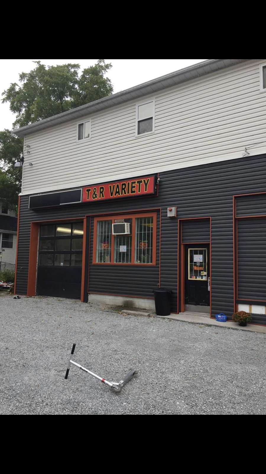 T&R Variety Store | 360 Osborne St, Beaverton, ON L0K 1A0, Canada | Phone: (705) 504-0204