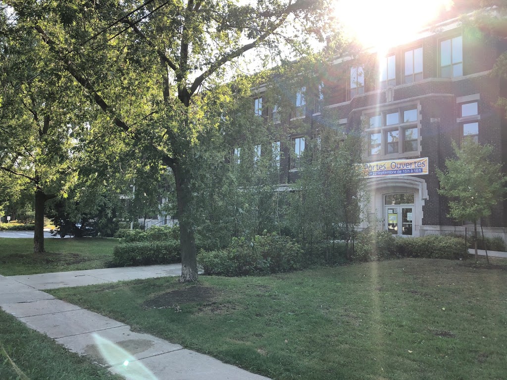 Collège Saint-Louis | 275 36e Av, Lachine, QC H8T 3G3, Canada | Phone: (514) 855-4198