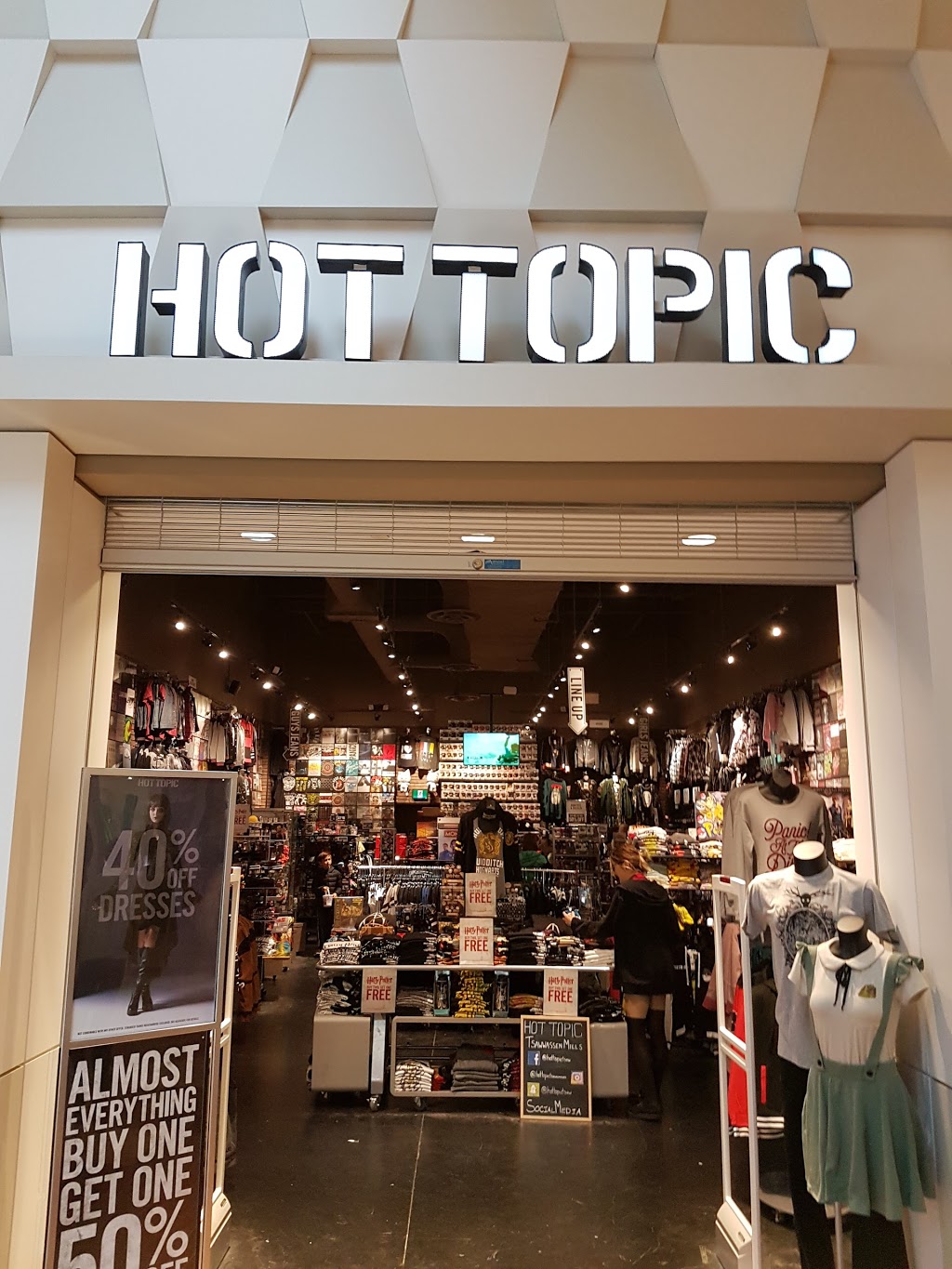 Hot Topic | 5000 Canoe Pass Way #610, Tsawwassen, BC V4M 0B3, Canada | Phone: (604) 948-9685