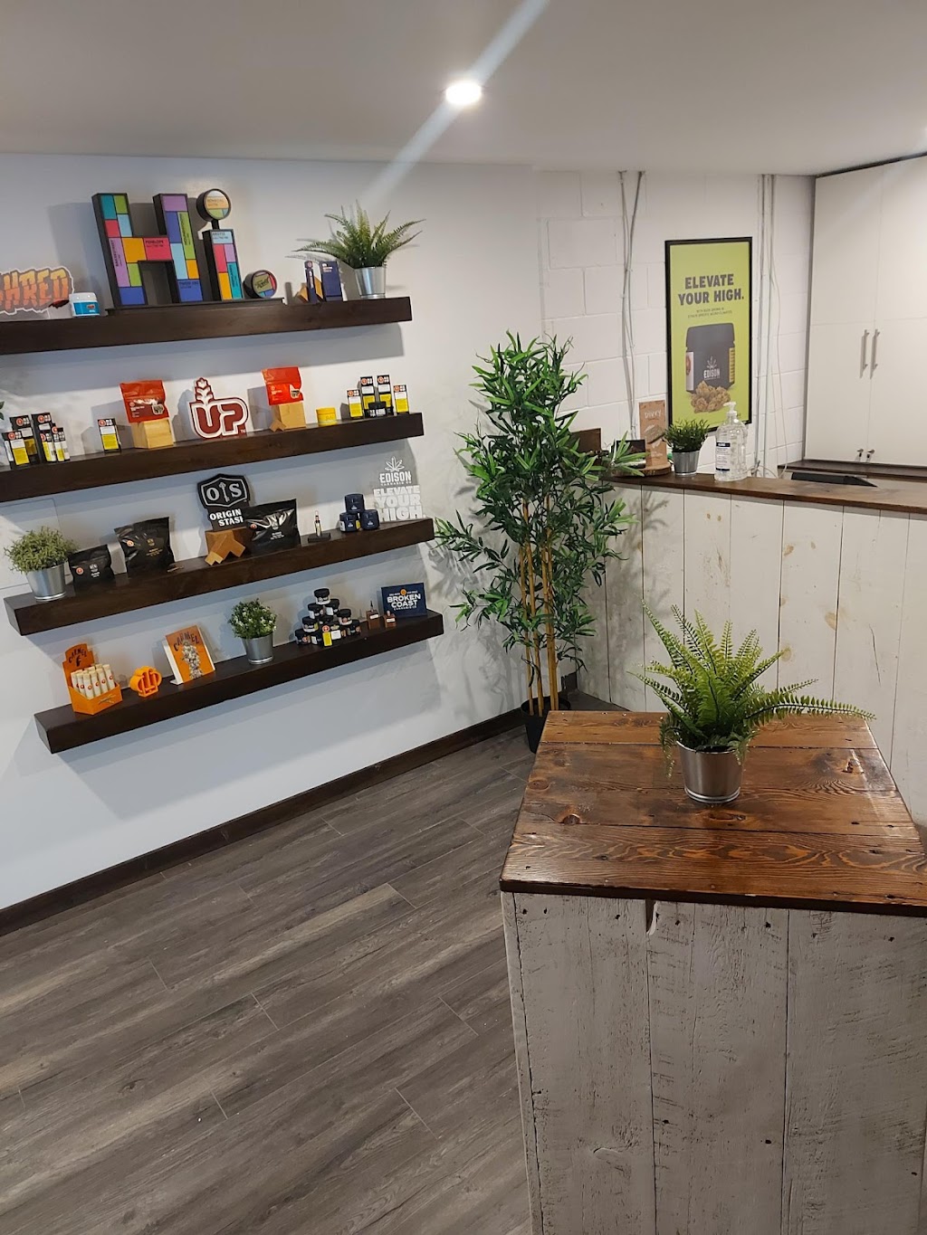 Golden Tree Cannabis Shelburne | 735 Industrial Rd, Shelburne, ON L9V 2Z4, Canada | Phone: (519) 925-1269