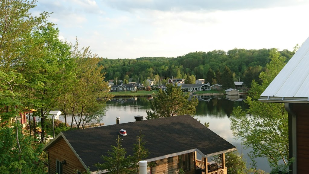 Chalet Villa de la Salle | 2039 Chemin du Lac Sept Îles, Saint-Raymond, QC G3L 2S3, Canada | Phone: (581) 702-0624