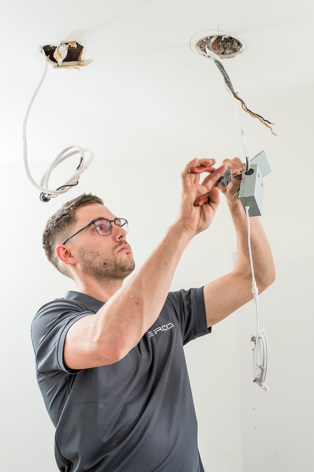 Experts Panneaux Électriques | Erco | 3410 Boulevard Saint-Elzéar O Suite 707, Laval, QC H7T 2W1, Canada | Phone: (438) 700-9157