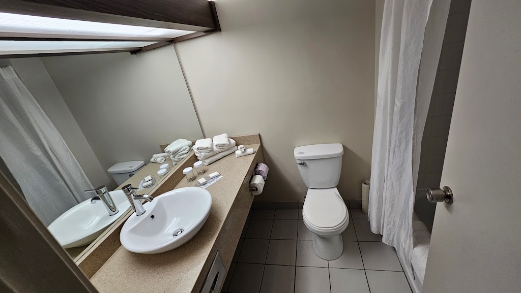 Hôtel Château Roberval | 1225 Bd Marcotte, Roberval, QC G8H 2P1, Canada | Phone: (418) 275-7511