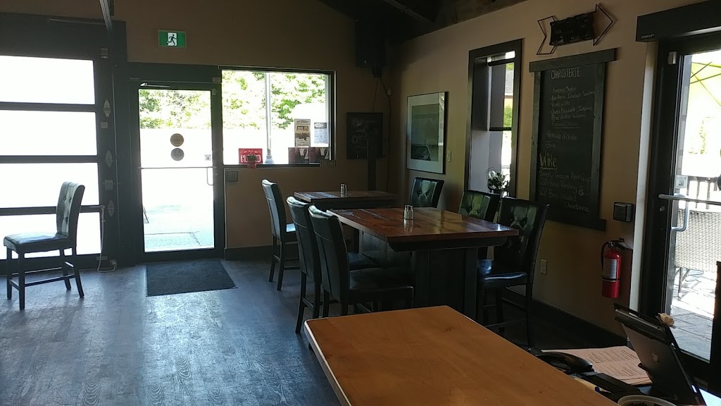 Moodys Bar & Grill | 3 Tupper St, Millbrook, ON L0A 1G0, Canada | Phone: (705) 932-6663