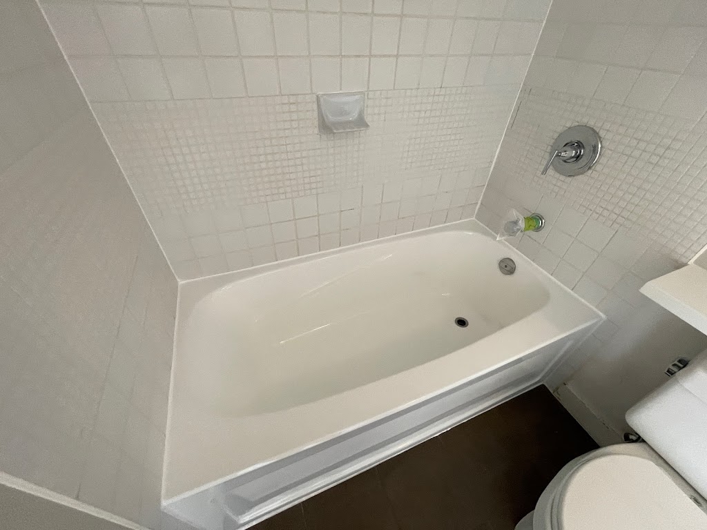 Deluxe bathtub refinishing | 1345 Lawrence Ave W, North York, ON M6L 1B4, Canada | Phone: (289) 221-6335