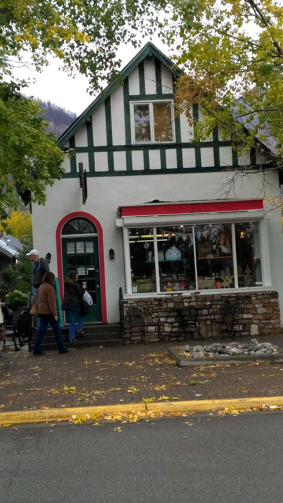 My Sisters Room | 114 Waterton Ave, Waterton Park, AB T0K 2M0, Canada | Phone: (403) 859-2130