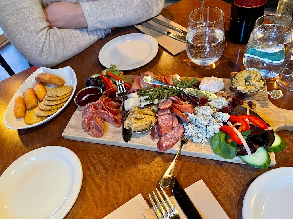 Voyageur Bistro | 3270 Village Way, Sun Peaks, BC V0E 5N0, Canada | Phone: (250) 578-5268