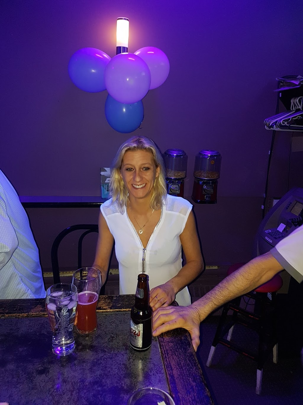 Bar LExcuse | 9160 Rue Airlie, LaSalle, QC H8R 2A5, Canada | Phone: (514) 366-1363