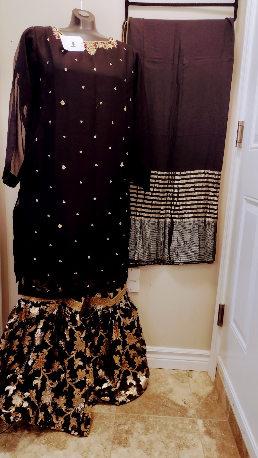 Liyanas Fashion Collection | 445 Ontario St S Unit 67, Milton, ON L9T 9K4, Canada | Phone: (416) 907-9934