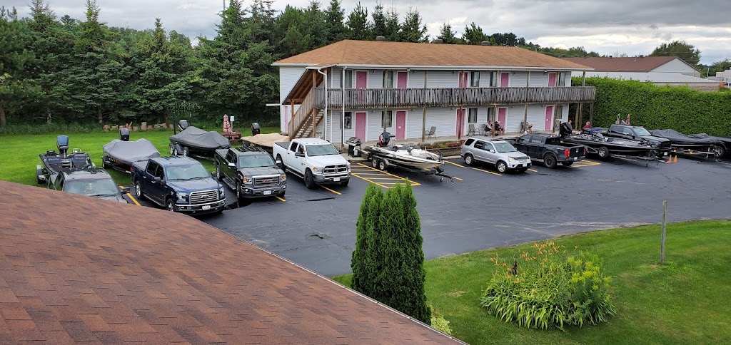 Knights Inn Colonial Fireside Inn | 1350 Pembroke St W, Pembroke, ON K8A 7A3, Canada | Phone: (613) 732-3623