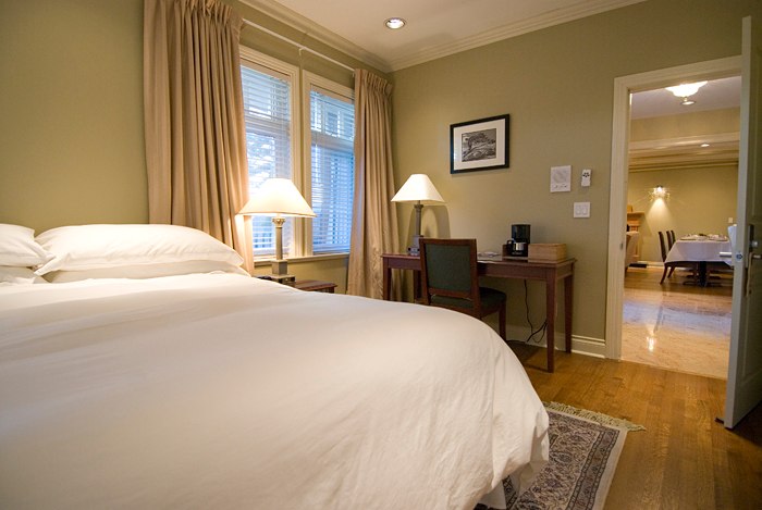 Granville House B&B | 5050 Granville St, Vancouver, BC V6M 3B4, Canada | Phone: (604) 739-9002