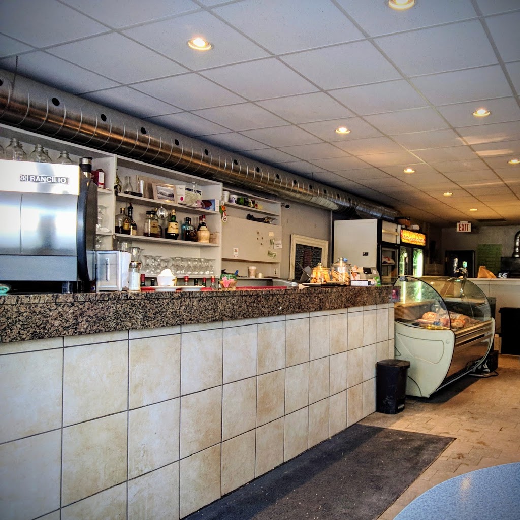 Giovannis Snack Bar & Pizzeria | 376 Booth St, Ottawa, ON K1R 7K6, Canada | Phone: (613) 238-9204