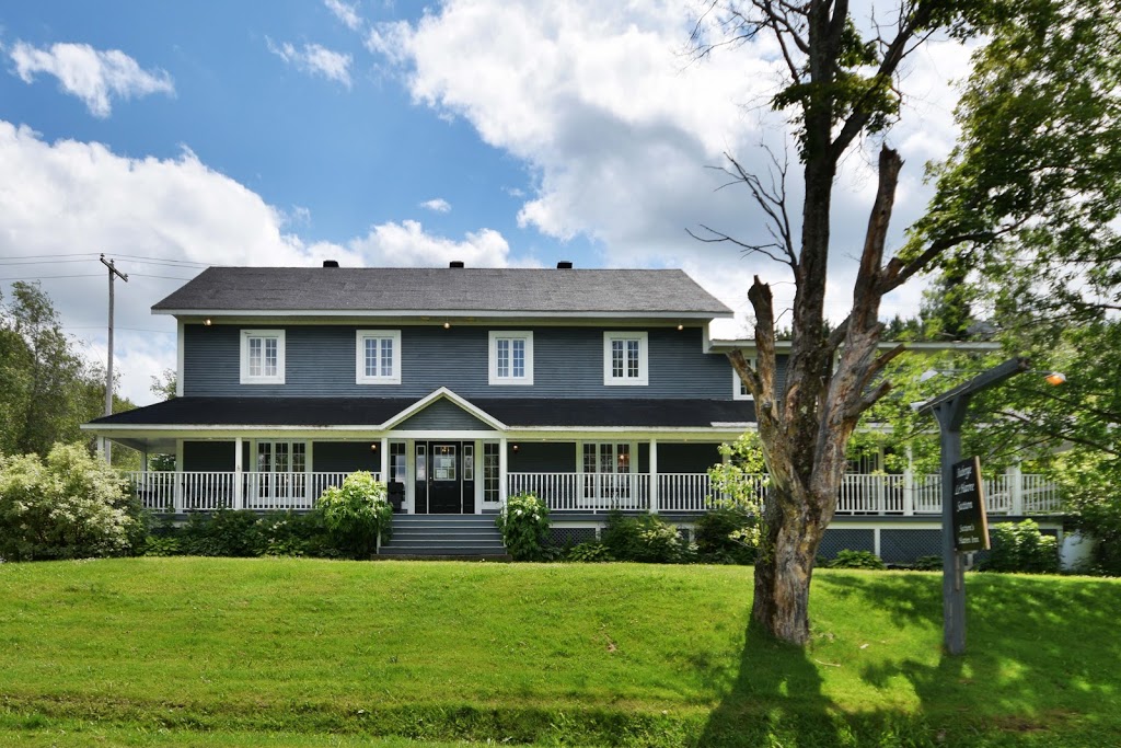 Auberge le Havre Sutton Art Gallery & Bar | 435 Rue Maple, Sutton, QC J0E 2K0, Canada | Phone: (450) 538-7417