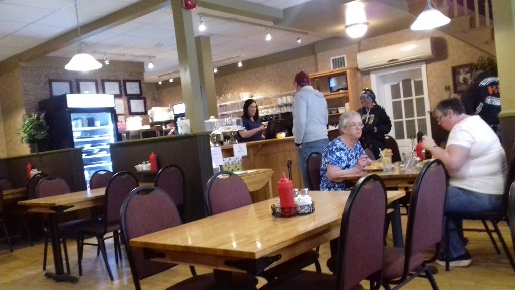 Lisas Cafe | 30 Water St, Windsor, NS B0N 2T0, Canada | Phone: (902) 792-1986