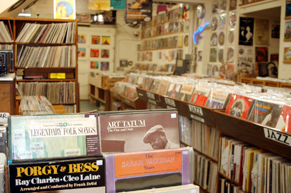 Aladdins Antiques and Records | 427 W Holly St, Bellingham, WA 98225, USA | Phone: (360) 647-0066